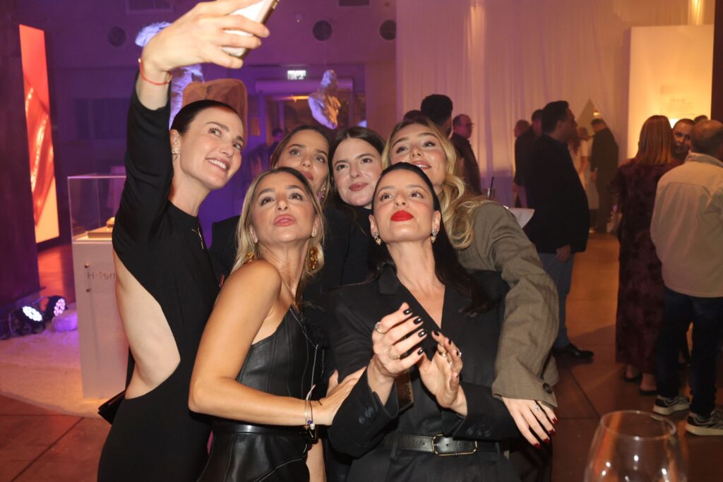 1עושות סלפי